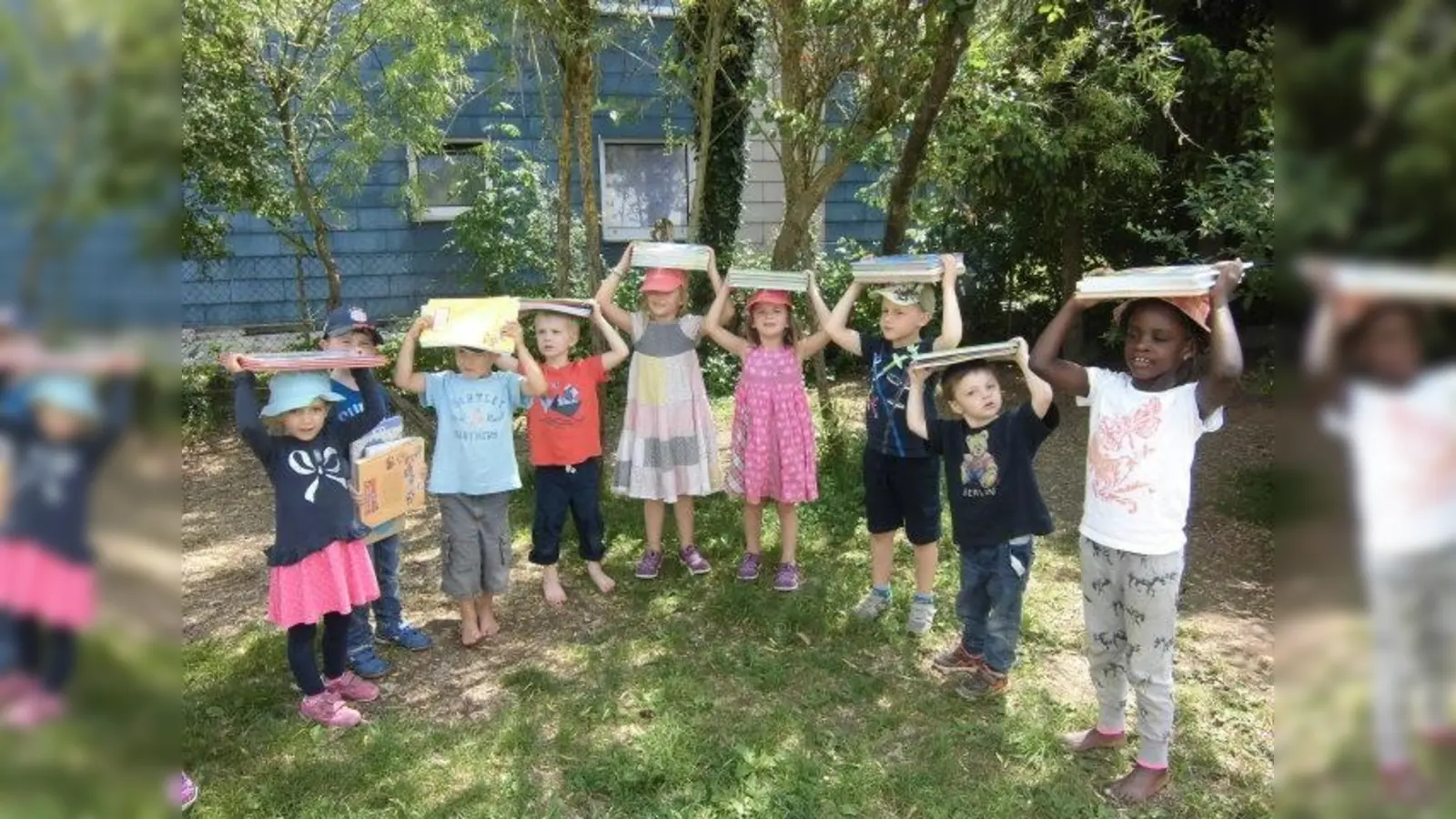 Die Kinder freuten sich über die nagelneuen Bücher, die ohne die Mutter eines der Kinder im Müll gelandet wären. (Foto: St. Sebastian)
