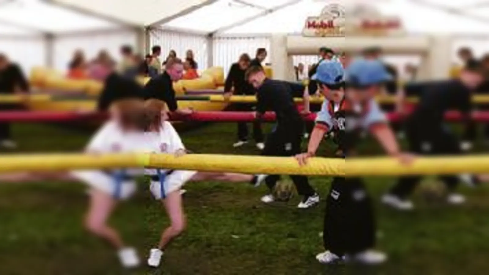 Auf dem Trockenen: Spielszene aus dem Riesenkickerturnier im Spiel Wasserwacht Jugend Eching gegen FFW Eching.	 (Foto: Frank Leuner)