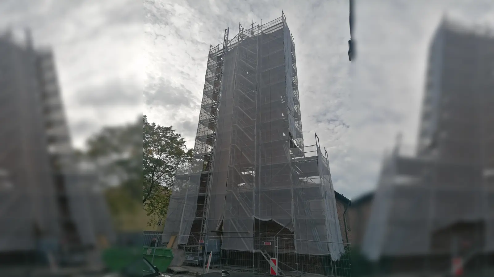 Nach jahrelangem Warten und Spendensammeln wurde die Sanierung des Kirchturms der Gethsemanekirche endlich möglich. Unter anderem wurden Ziegeln ergänzt und Fugen erneuert. (Foto: job)