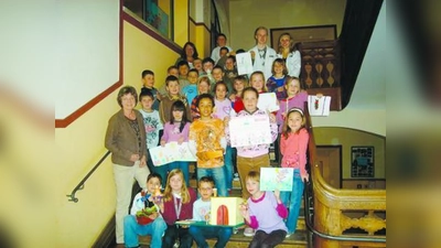 Die Klasse 3c der Grundschule an der Fürstenrieder Straße hat für den Wettbewerb der Apotheke West 4 zum Thema Ostern gemalt und gebastelt. (Foto: pi)