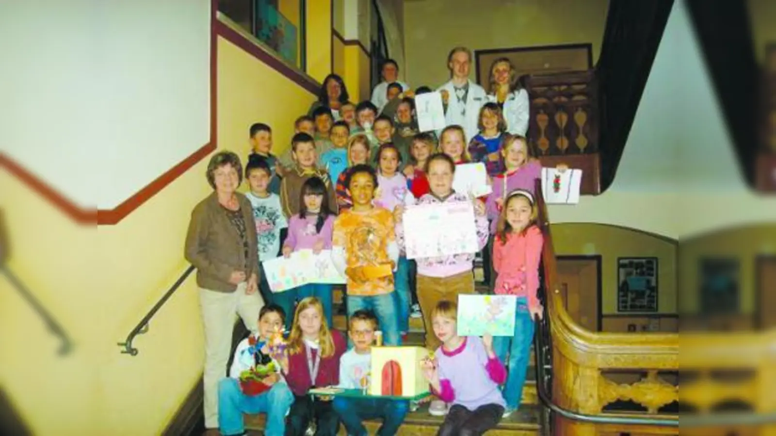 Die Klasse 3c der Grundschule an der Fürstenrieder Straße hat für den Wettbewerb der Apotheke West 4 zum Thema Ostern gemalt und gebastelt. (Foto: pi)
