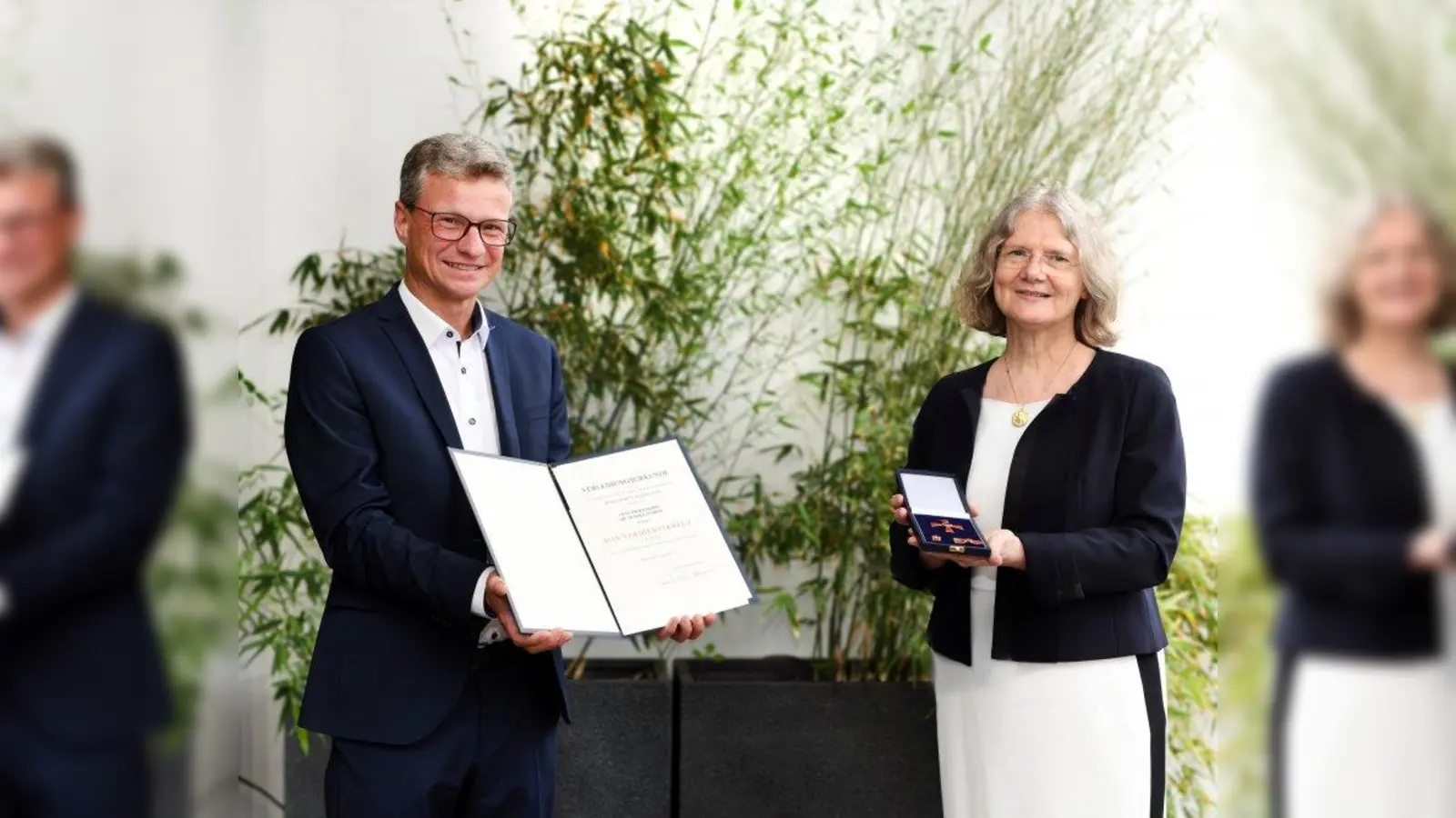 Wissenschaftsminister Bernd Sibler überreichte Prof. Dr. Monika Führer das Bundesverdienstkreuz. (Foto: LMU Klinikum, Andreas Steege)