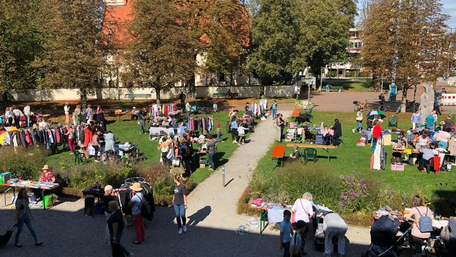 Beim großen Schlössl-Mädelsflohmarkt gibt es allerlei Schätze zu entdecken. (Foto: Kultur- und Bürgerhaus Pelkovenschlössl)