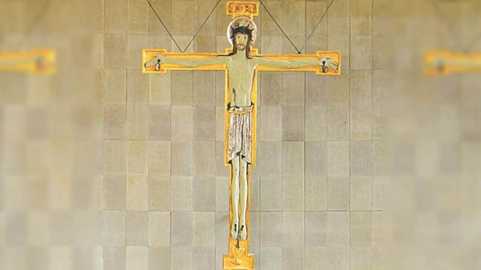 Jesus am Kreuz, die Darstellung im Altarraum der St.-Andreas-Kirche  in der Isarvorstadt.   (Foto: Pfarrgemeinde)