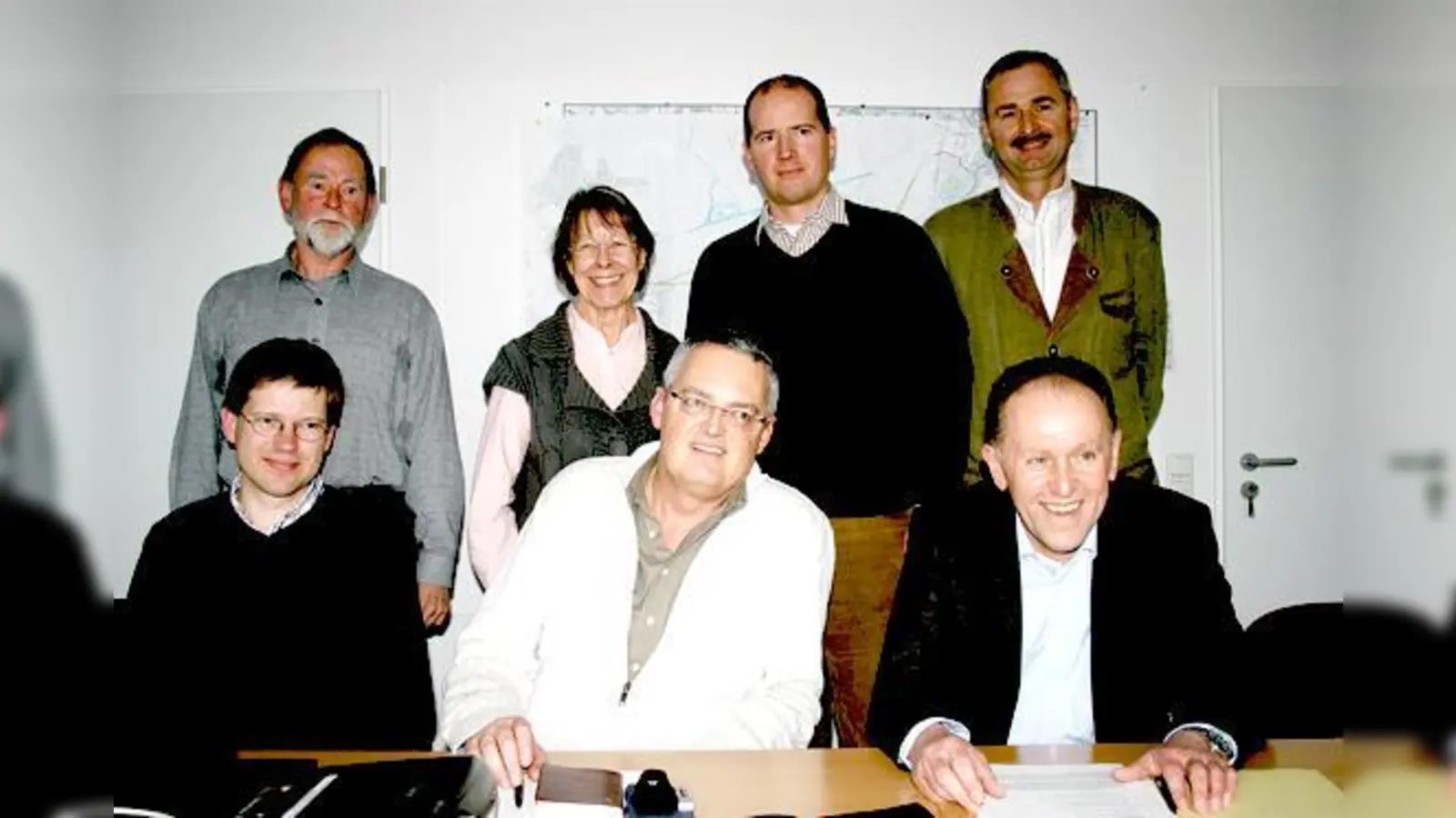 Beim Runden Tisch zur Grundwasserproblematik: Robert Brenner, Gerhard Bräu, Rudolf Fuchs (sitzend, von links) sowie Rolf Deska, Hermine Feichtmaier, Markus  Auerbach und Martin Obersojer (stehend, von links).	 (Foto: ws)