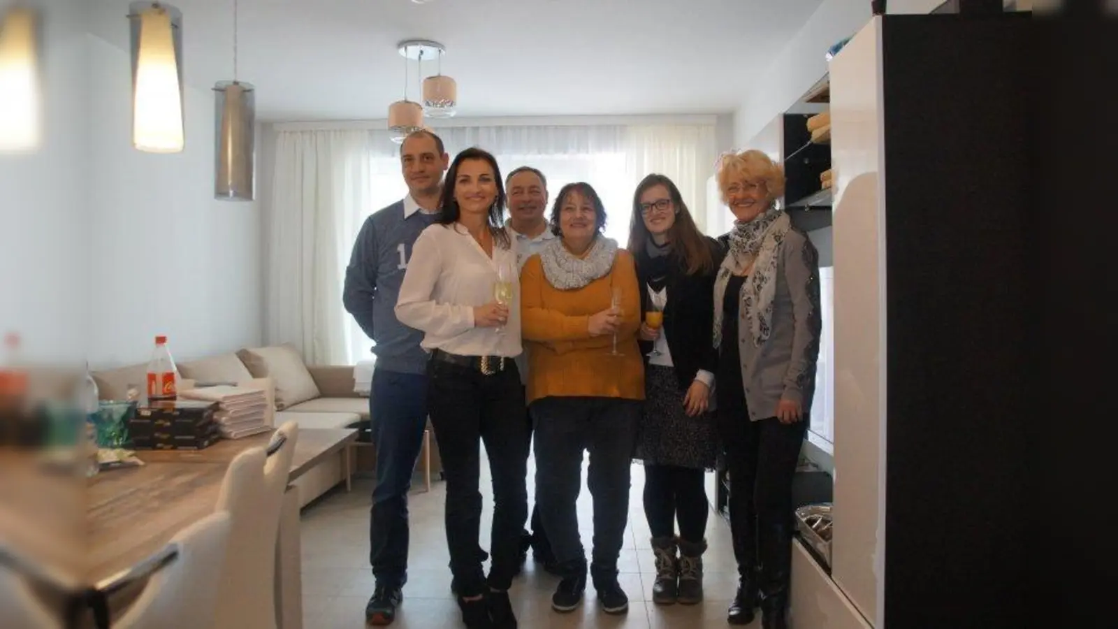 Im Gemeinschaftsraum wurde bei der Einweihung auf das Wohnprojekt angestoßen: v.l. Ehemann Christoph Bonert, Initiatorin Tatyana Bonert, Pflegehelfer Asraf Meziou, Andrea Laibl (Pflegedienstleitung Bonert Alten- und Krankenpflege GmbH), Kira Statkevich (Stellvertretung der Pflegedienstleitung Bonert Alten- und Krankenpflege GmbH) und die zukünftige Wohngruppenleiterin Christiane Götz. (Foto: bb)