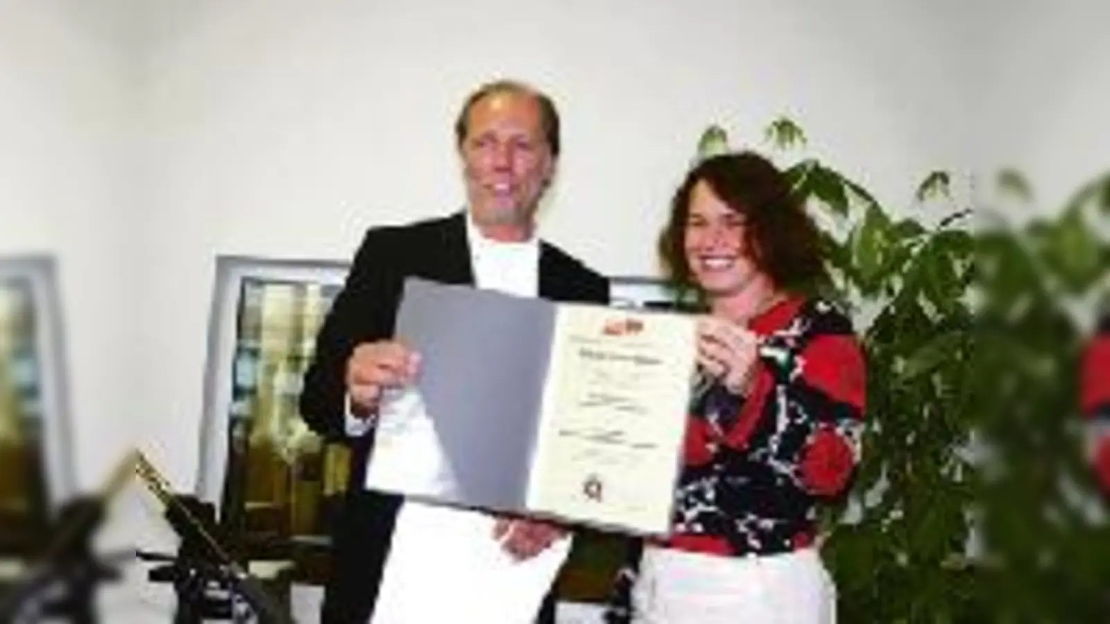 »Wir wollen keinen Haken drunter setzen«: Klaus Schenk übergibt die Urkunde an die pädagogische Leiterin Caroline Beekmann.  (Foto: gf)