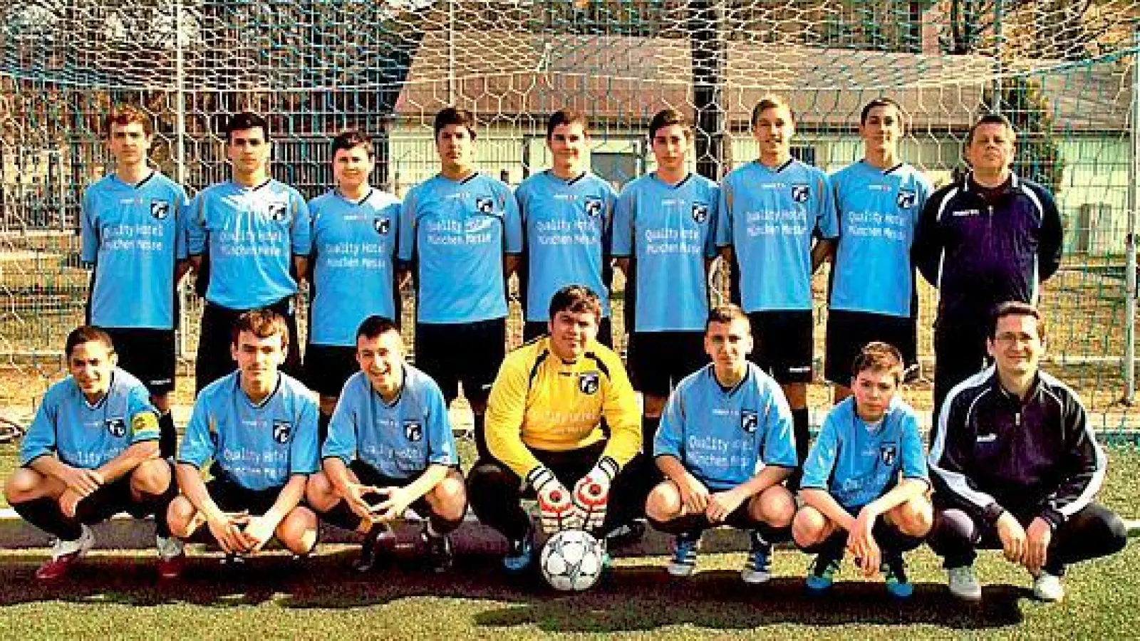 Die SVN C1-Junioren-Meister: Niall, Sertac, Daniel, Halil, Kerem, Capo, Steven, Max und Trainer Horst Neumann (oben). Serhan, Murat, Berke, Ahmet, Murat, Junior (Kerem) und Trainer Serkan Yildirim (unten). 	 (Foto: Privat)