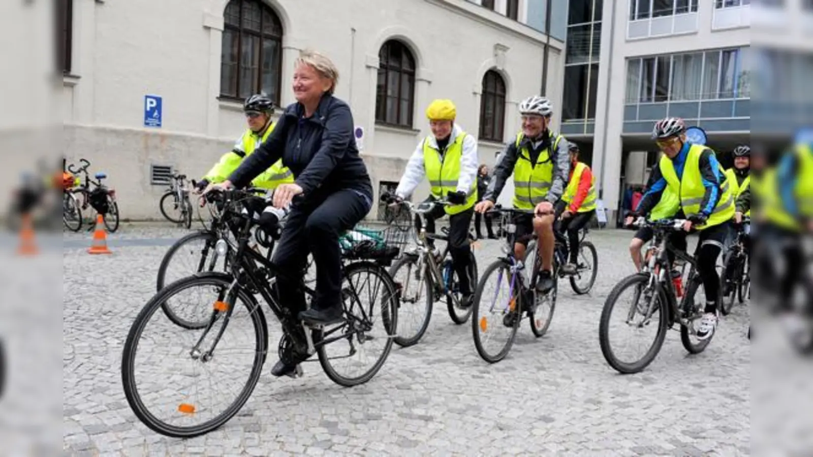 Mit gutem Beispiel voran: stellvertretende Landrätin Susanna Tausendfreund gibt das offizielle Startsignal für die Aktion STADTRADELN 	 (Foto: Landratsamt)