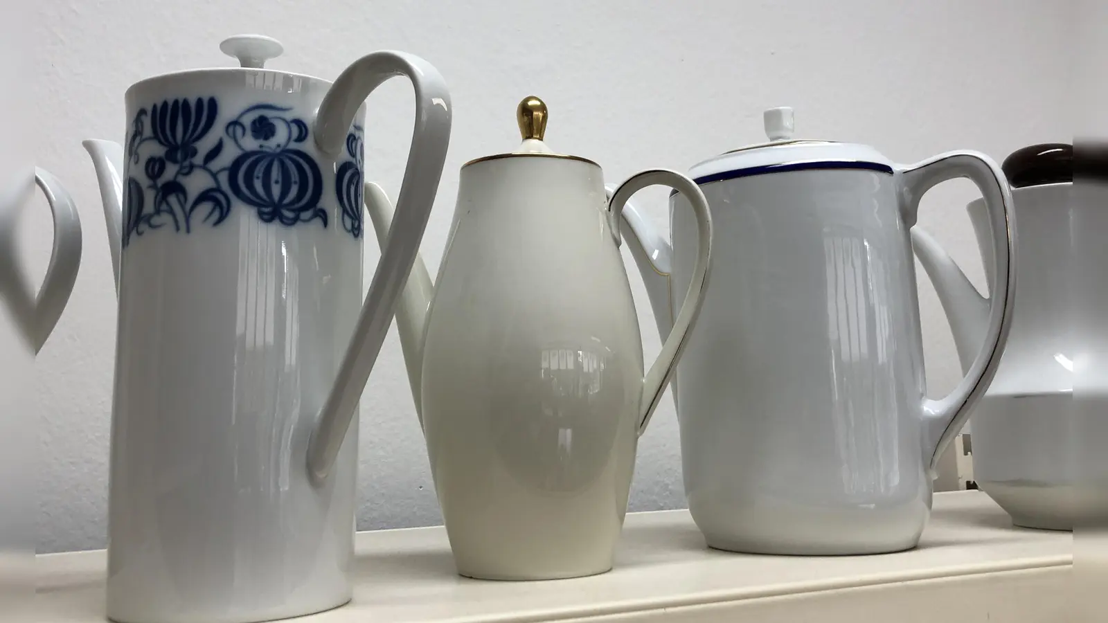 Nicht nur Chices für den Kleiderschrank findet man in der Klawotte, sondern auch Dekoratives für das Regal.  (Foto: hw)