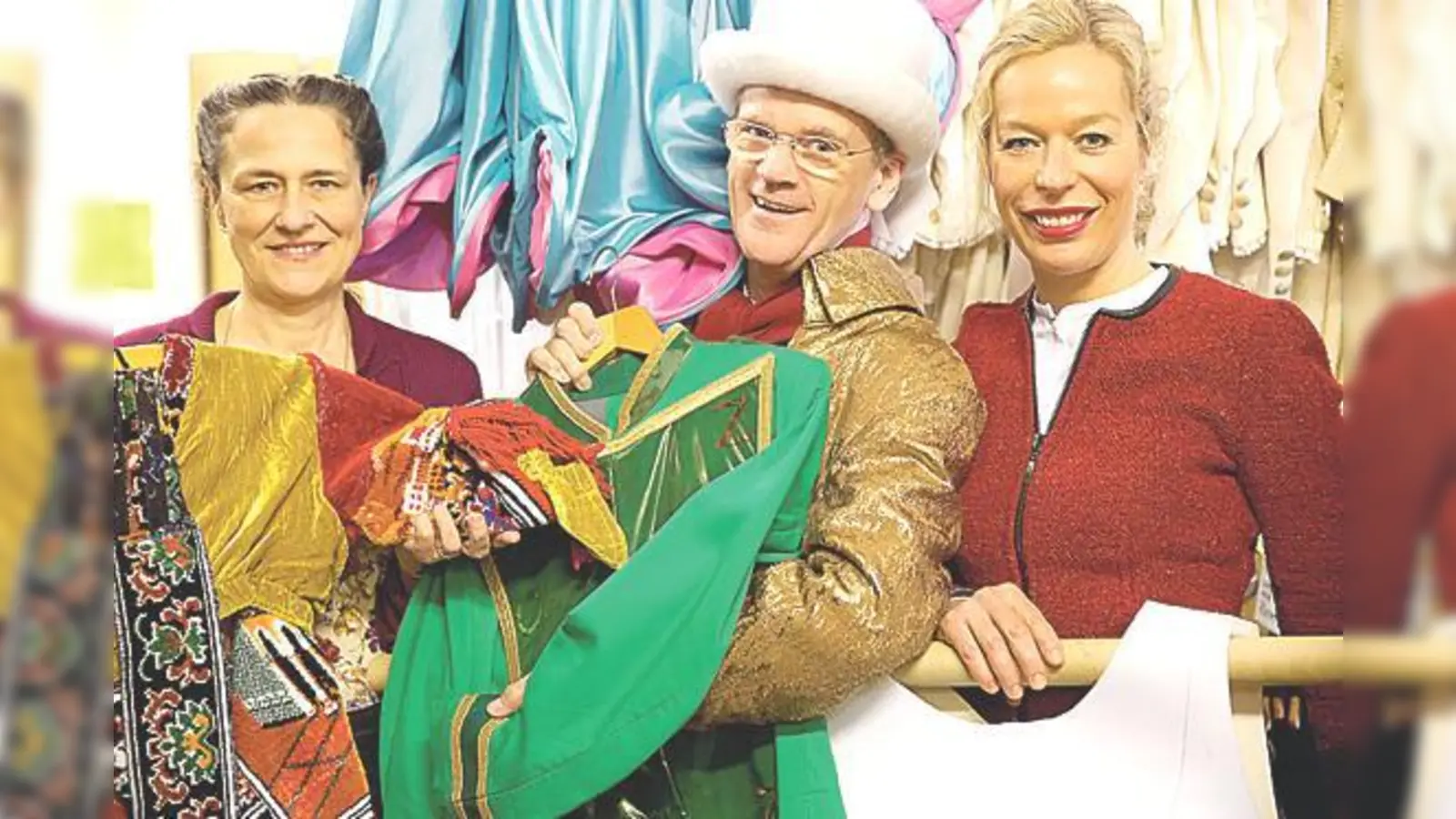 Sibylle Maurides (Fundusverwalterin), Howard Knowles (Schneider) und Inge Schäffner (Direktorin Kostüm und Maske) freuen sich auf den großen Kostümverkauf.	 (Foto: Christian Zach)