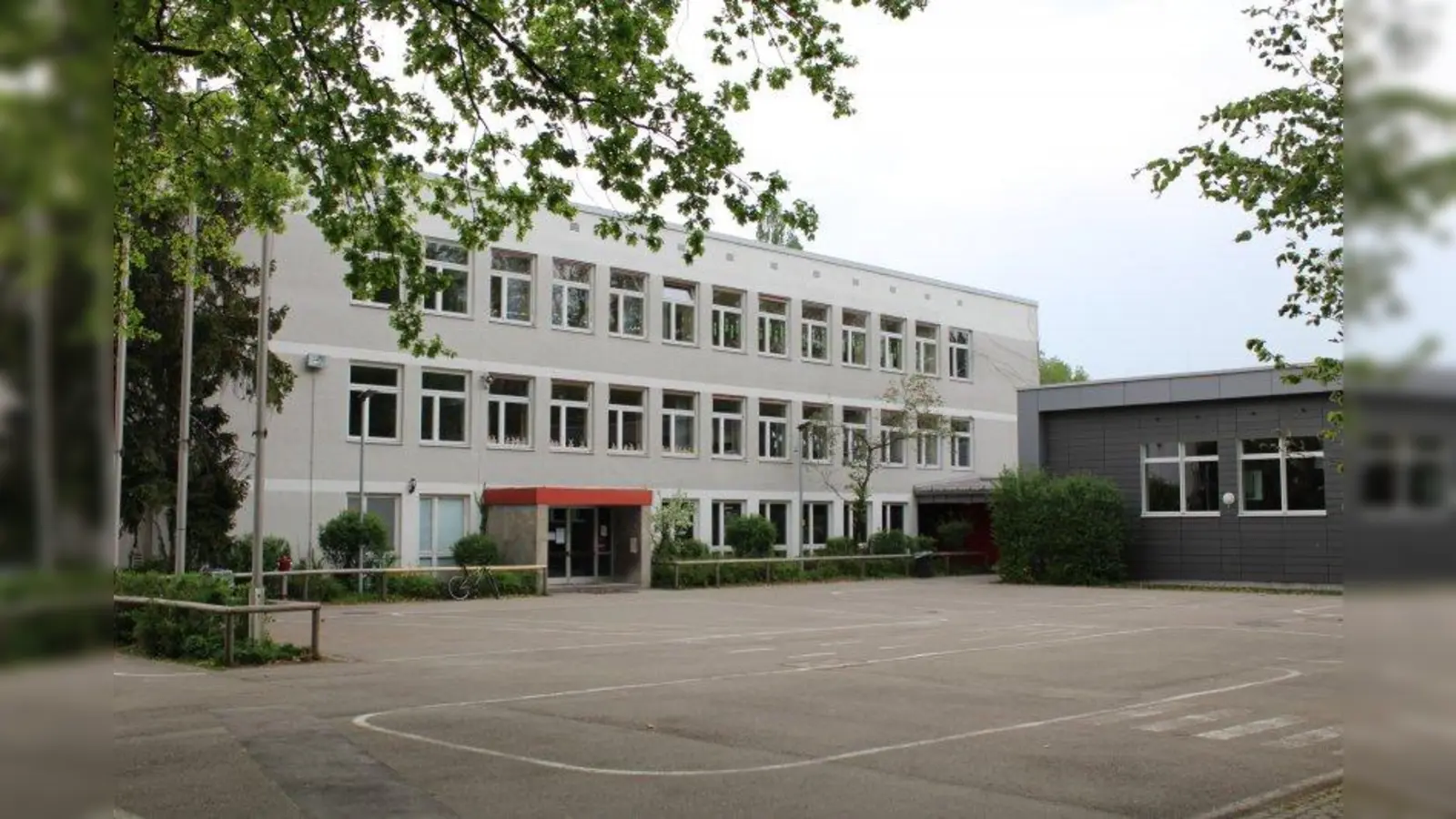 Die Gebäude der Verbandsgrundschule Karlsfeld sind, bis auf die Turnhalle, völlig marode und werden abgerissen. Mit dem ersten Teil des Neubaus, der in zwei Abschnitten erfolgt, soll noch heuer begonnen werden. (Foto: sb)