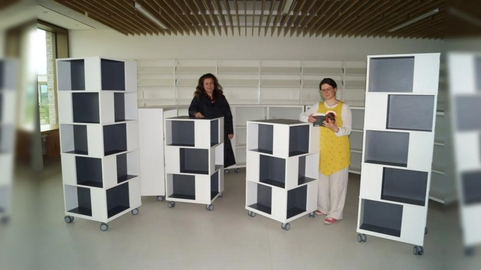 Eva Wobido und Christina Ackermann (rechts) freuen sich, wenn die Regale in der Schulbücherei endlich mit Büchern bestückt werden. (Foto: pst)