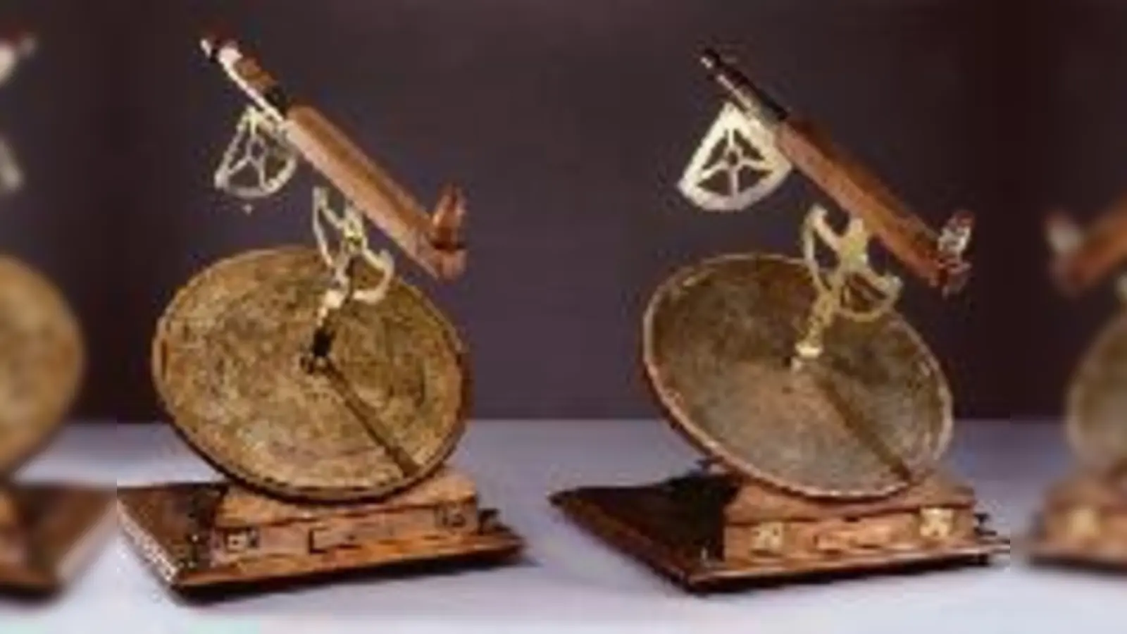 Der Sternfinder von 1776 sollte auch gebildeten Laien astronomische Beobachtungen ermöglichen. Um das Funktionsprinzip zu verstehen, wurden beim Restaurieren Ergänzungen vorgenommen (links, rechts die unrestaurierte Version).  (Foto: Deutsches Museum)