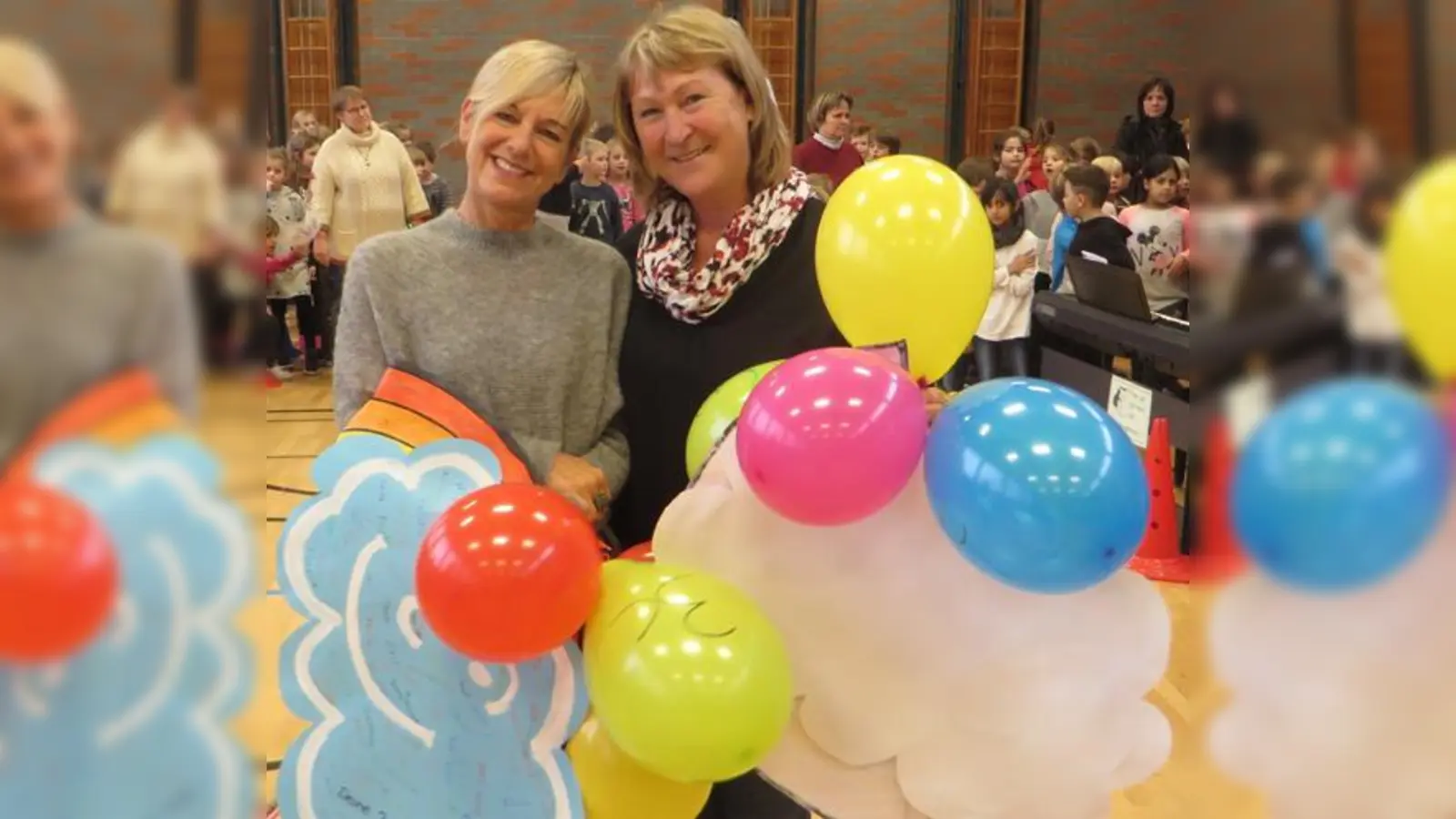 Überraschung für Andrea Behrend und Brigitte Mehr (v. li.).  (Foto: GS Grafing)