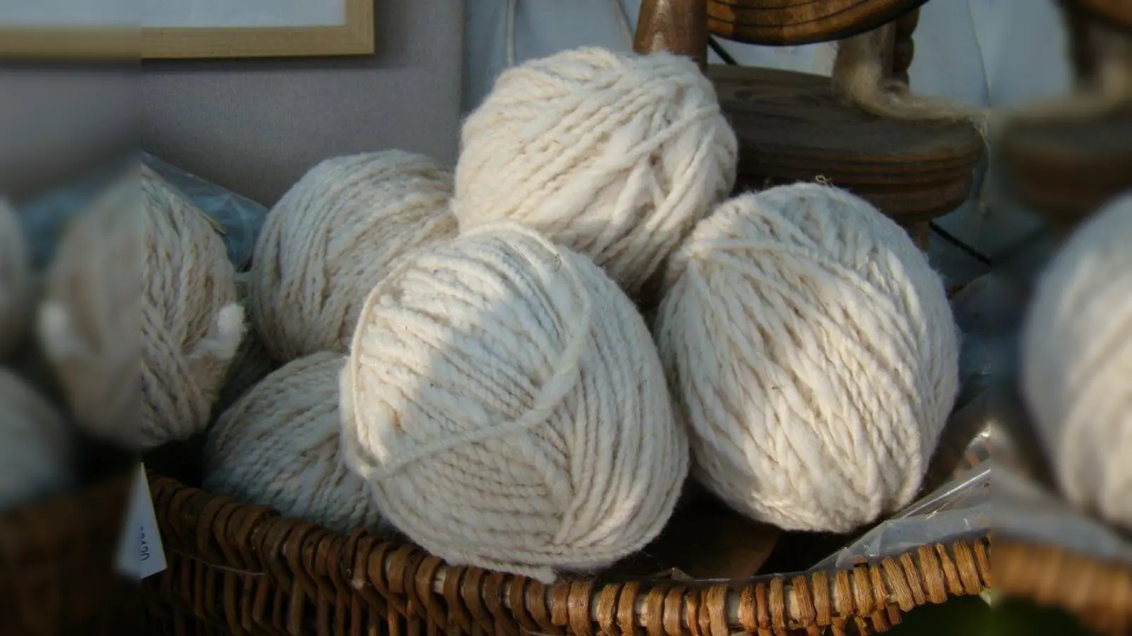 Wunderschöne selbstgesponnene Schafwolle gibt es bei Elke Lampertsdörfer zu bestaunen. (Foto: pst)