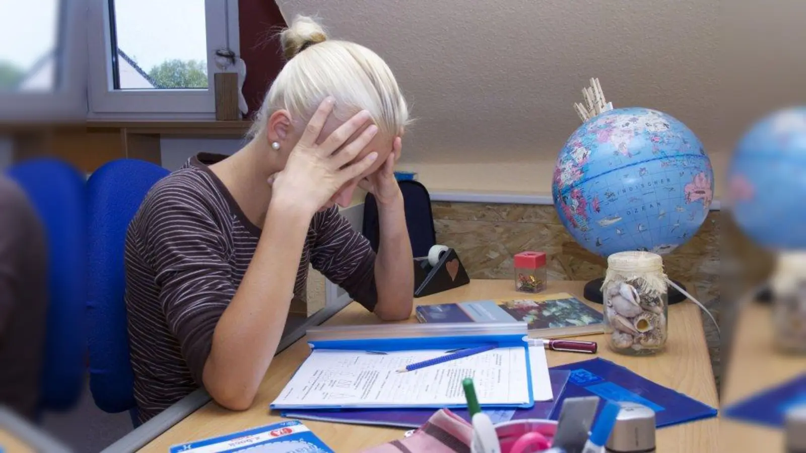 Mathe ist kein Grund zu verzweifeln - mit den richtigen Übungen und Merksätzen wird es bereits einfacher. Unter www.studienkreis.de/mathehilfe finden Schüler Unterstützung. (Foto: Studienkreis)