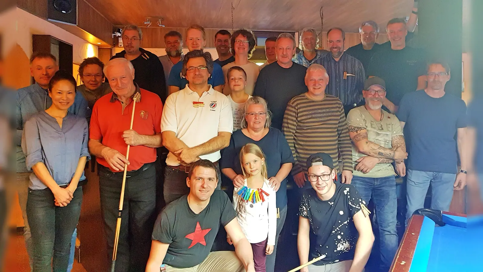 Im Billard-Café College traten bei einem Faschingsturnier 28 Teilnehmer gegeneinander an. (Foto: Thomas Deuter)