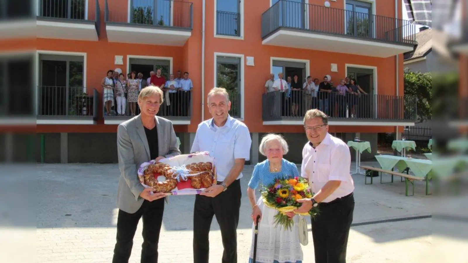 Blumen für die Spenderin und einen Schlüssel aus Brot für den Hausherren:  Christoph Roppelt, Markus Loth, Elisabeth Wiedemann-Scherr und Rainer Schlosser (von links). (Foto: mka)
