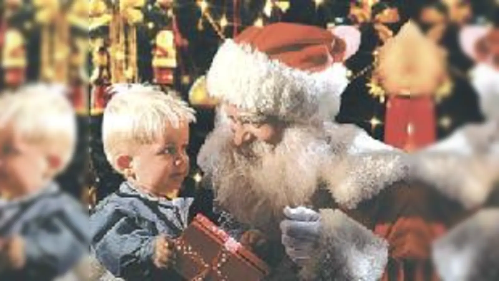 Der Nikolaus hält  (Foto: Am 9. und 16. Dezember dürfen Kinder ihre Wünsche dem Nikolaus höchstpersönlich ins Ohr flüstern, und am 23. Dezember werden sie für drei Kinder wahr!)