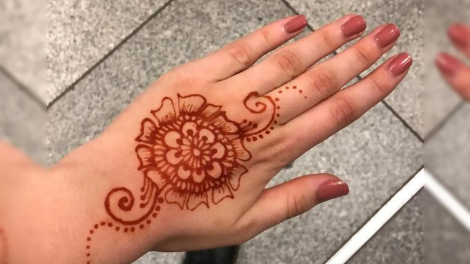 Drei Wochen hält die kinderfreundliche Henna-Farbe, mit der die „Tattoos” aufgemalt werden. (Foto: I. E. Butt)