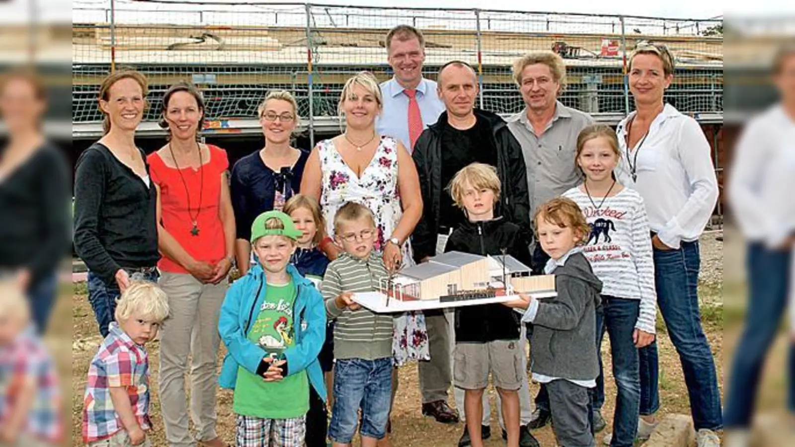 Freuen sich über die Erweiterung (v. l.) Julia Lingenfelder, Anette Billmayer, Veronika Schmidt, Claudia Huber, Bürgermeister Stefan Schelle, die Architekten Matthias Ullmann und Johann Schmuck sowie Karin Straßner.	 (Foto: hol)