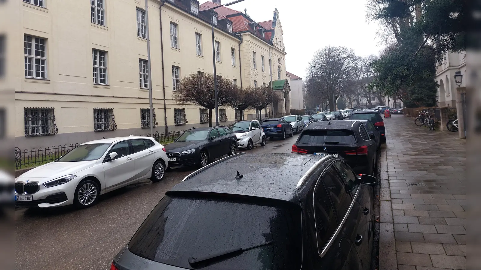 Ist rund um die Holbeinstraße ein Parklizenzgebiet notwendig? Die Stadt sagt ja, viele Anwohner nein. (Foto: bas)