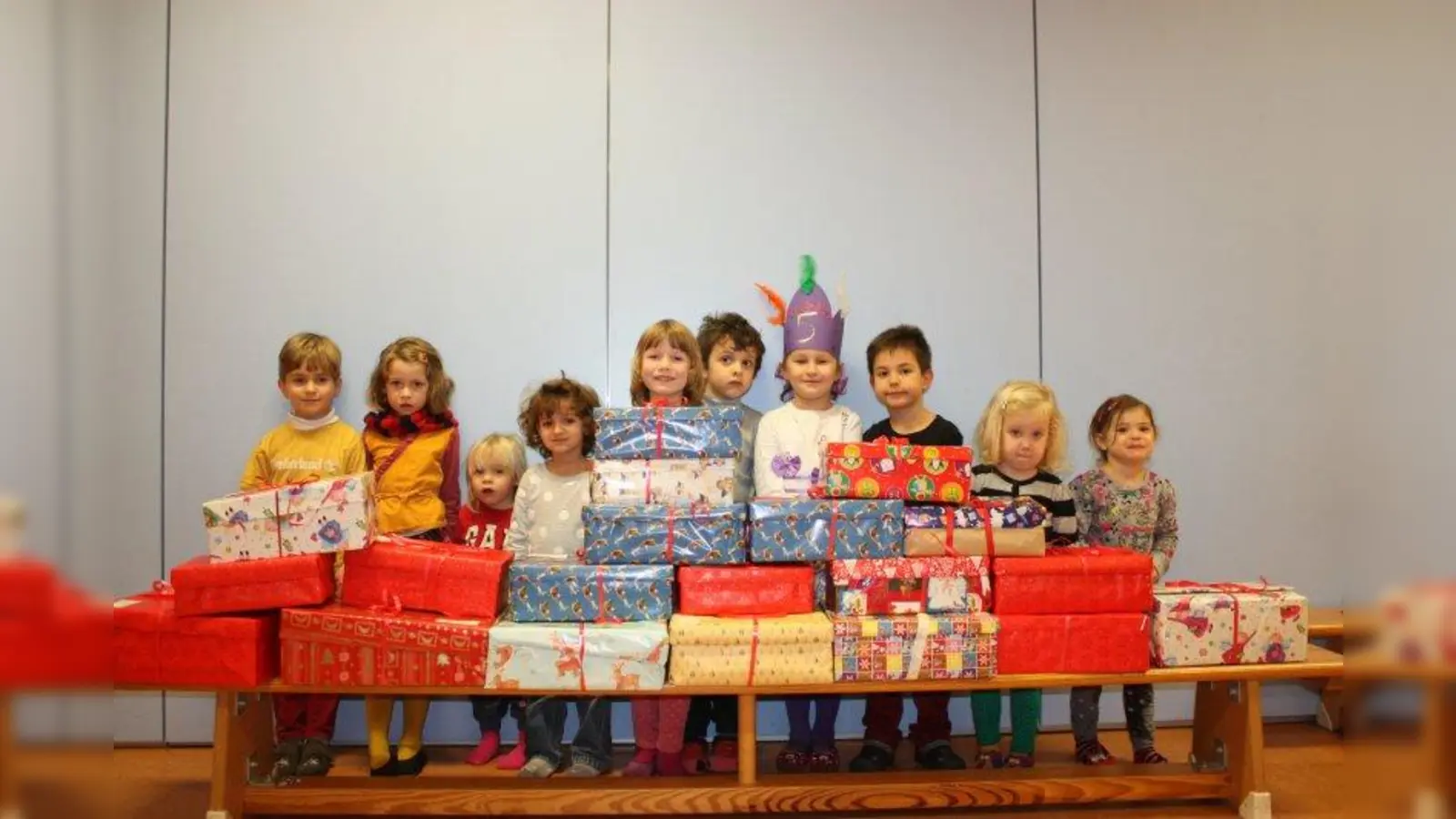 Wie in den vergangenen Jahren haben die Eltern und Kinder im Kinderhaus Lummerland an der Karwendelstraße Weihnachtspäckchen gepackt. (Foto: job)