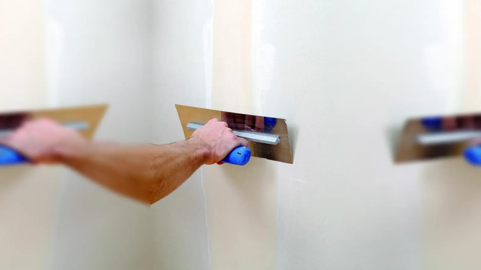 Mit nur zwei Spachtelgängen entstehen in Windeseile glatte Oberflächen. (Foto: djd/Knauf Bauprodukte)