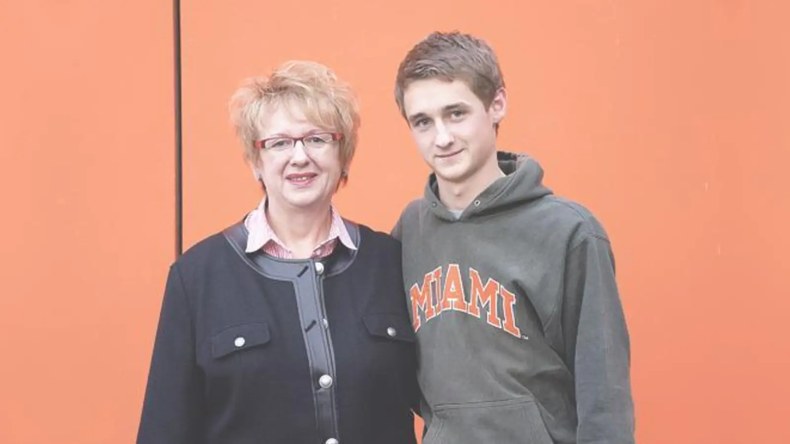 Elisabeth Deindörfer freut sich mit Patrick Schröer einen weiteren Teilnehmer für den Debütantenball gefunden zu haben.	 (Foto: hw)