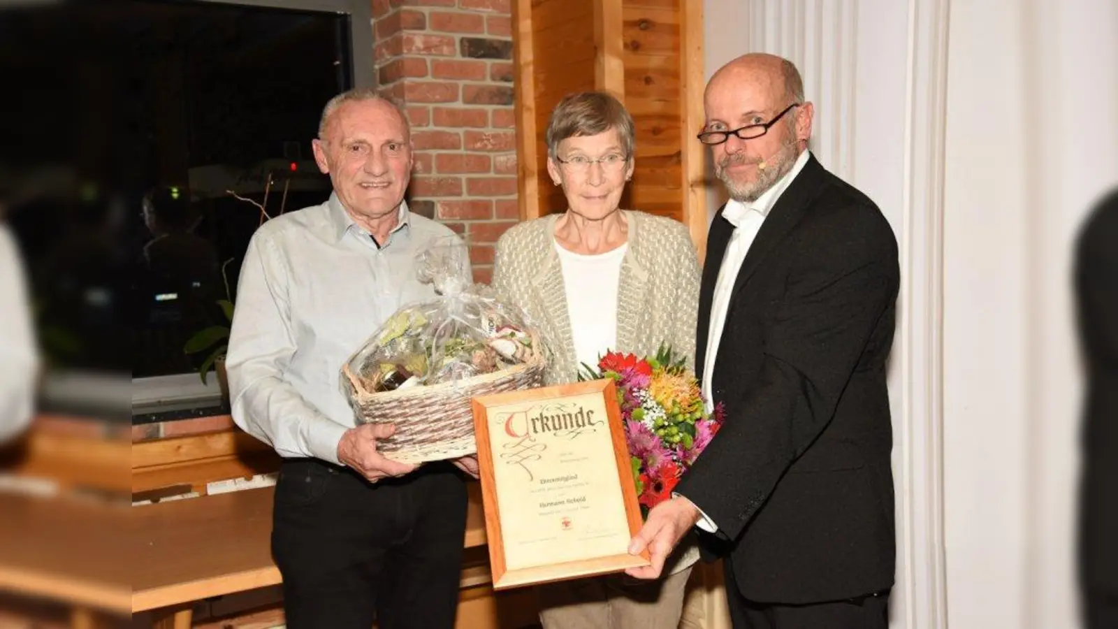 Ehrenmitglied Hermann Siebold (links) mit  Ellen Siebold und Vorstandsvorsitzendem Klaus Laroche. (Foto: MTV)