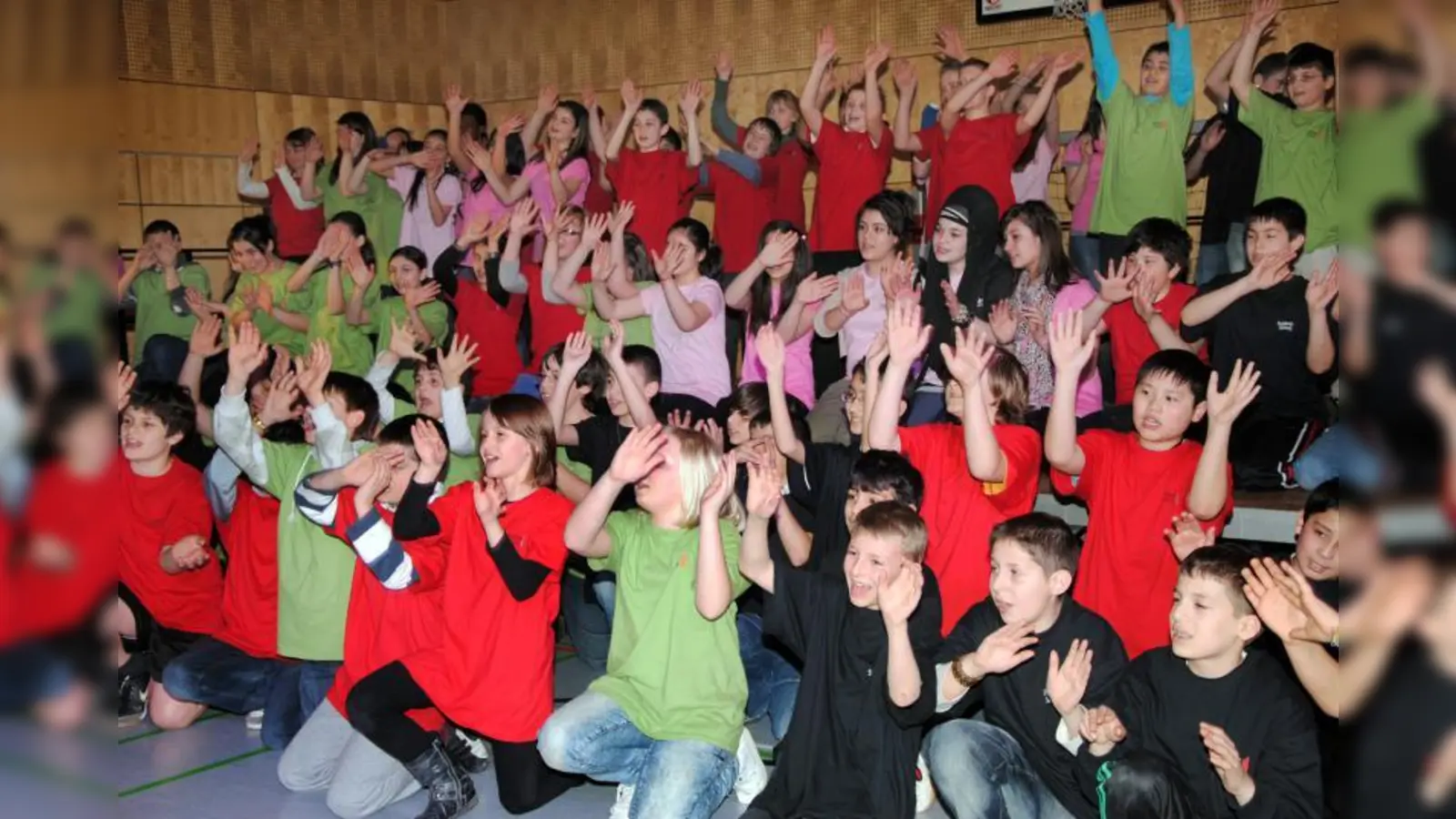 „We will rock you“, begannen die Schülerinnen und Schüler zuerst etwas zurückhaltender ihren Abschluss-Song – doch dann schafften sie es tatsächlich die ganze Turnhalle zu rocken! (Foto: Eva Schraft)