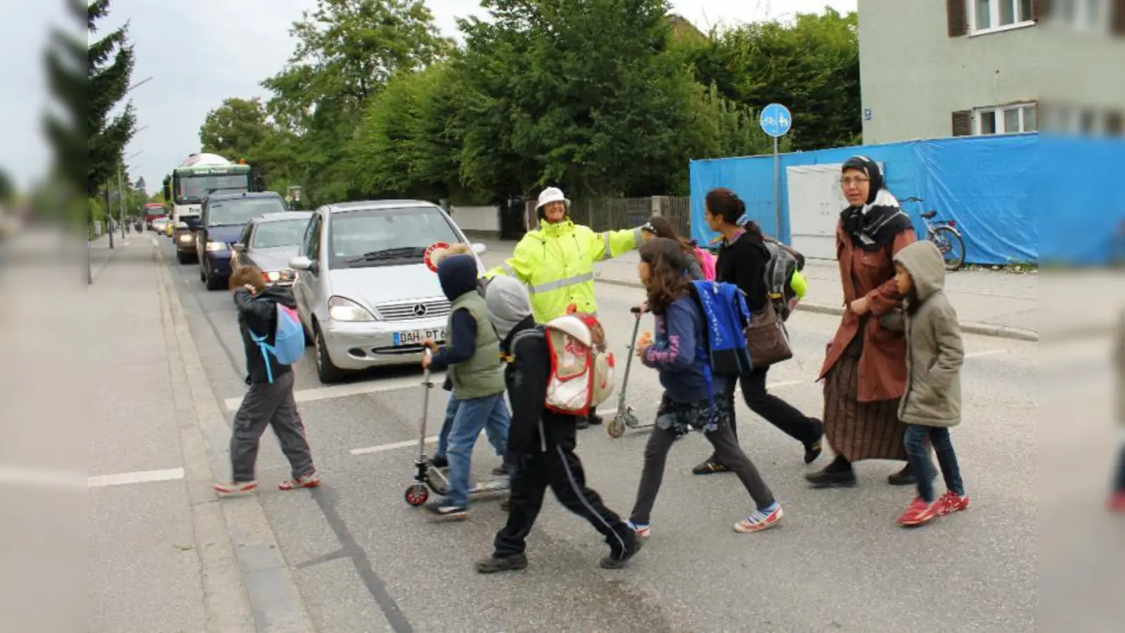 Seit 15 Jahren ist Annette Dubbrick  Schulweghelfer für die „Oselkinder” und steht viermal am Tag an der Offenbachstraße. (Foto: US)
