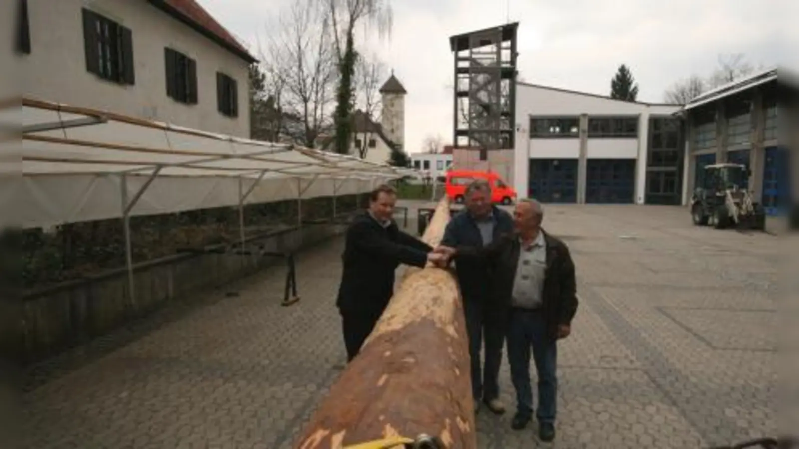 „Wir werden dafür sorgen, dass dieser schöne Gräfelfinger Baum auch in Gräfelfing bleibt.“ V.l. Peter Köstler, Peter Pfeil und Dieter Feuerer. (Foto: US)