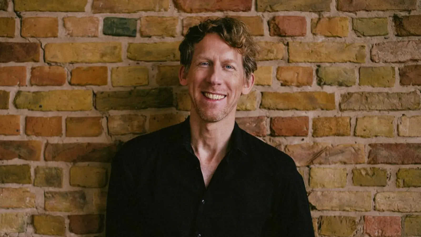 Das Publikum hat entschieden: Der Stand-up-Comedian Christian Schulte-Loh wurde zum Preisträger des Unterföhringer Kulturpreises 2025 gekürt. (Foto: Robert Winter)