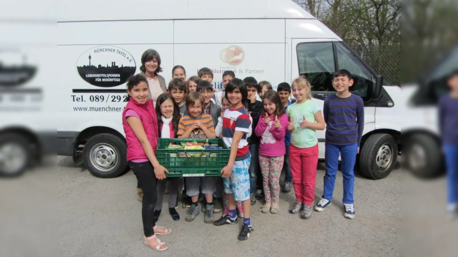 Stolz übergeben die Schüler der 3c eine volle Lebensmittelkiste an die Münchner Tafel. (Foto: pi)