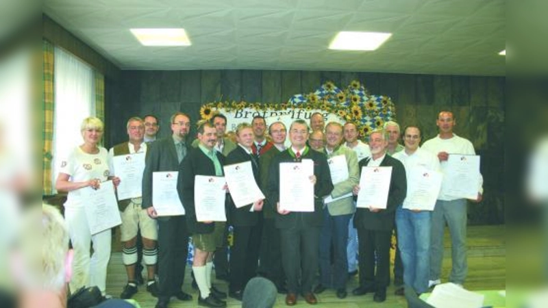 Urkunden für beste Qualität: Obermeister der Bäcker-Innung München, Heinz Hoffmann (m.) mit den ausgezeichneten Innungsbäckern. (Foto: sk)