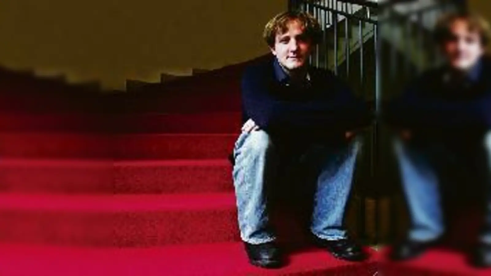 Steht nicht so auf Pressebilder der Sorte »Brückner privat«. Maximilian am Samstag kurz vor Beginn des »Räuber Kneißl« am Volkstheater.  (Foto: ms)