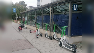 Ein längst alltägliches Bild an vielen U-Bahn-Zugängen: Kreuz und quer zurückgelassene E-Scooter (hier ein ganzes Dutzend) machen den Gehweg unpassierbar und zur Stolperfalle für Sehbehinderte. (Foto: job)