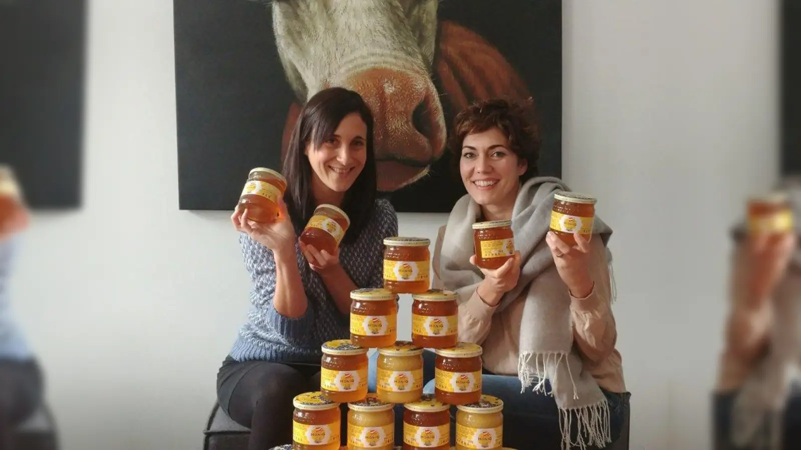 Schauspielerin Katrin Lux (rechts) schenkte Artists for Kids  (links Andrea Primus) eine Bienenpatenschaft. Damit kommen die Münchner Kinder in den Genuss von leckerem Honig aus dem eigenen Bienenstock. (Foto: Artists for Kids)