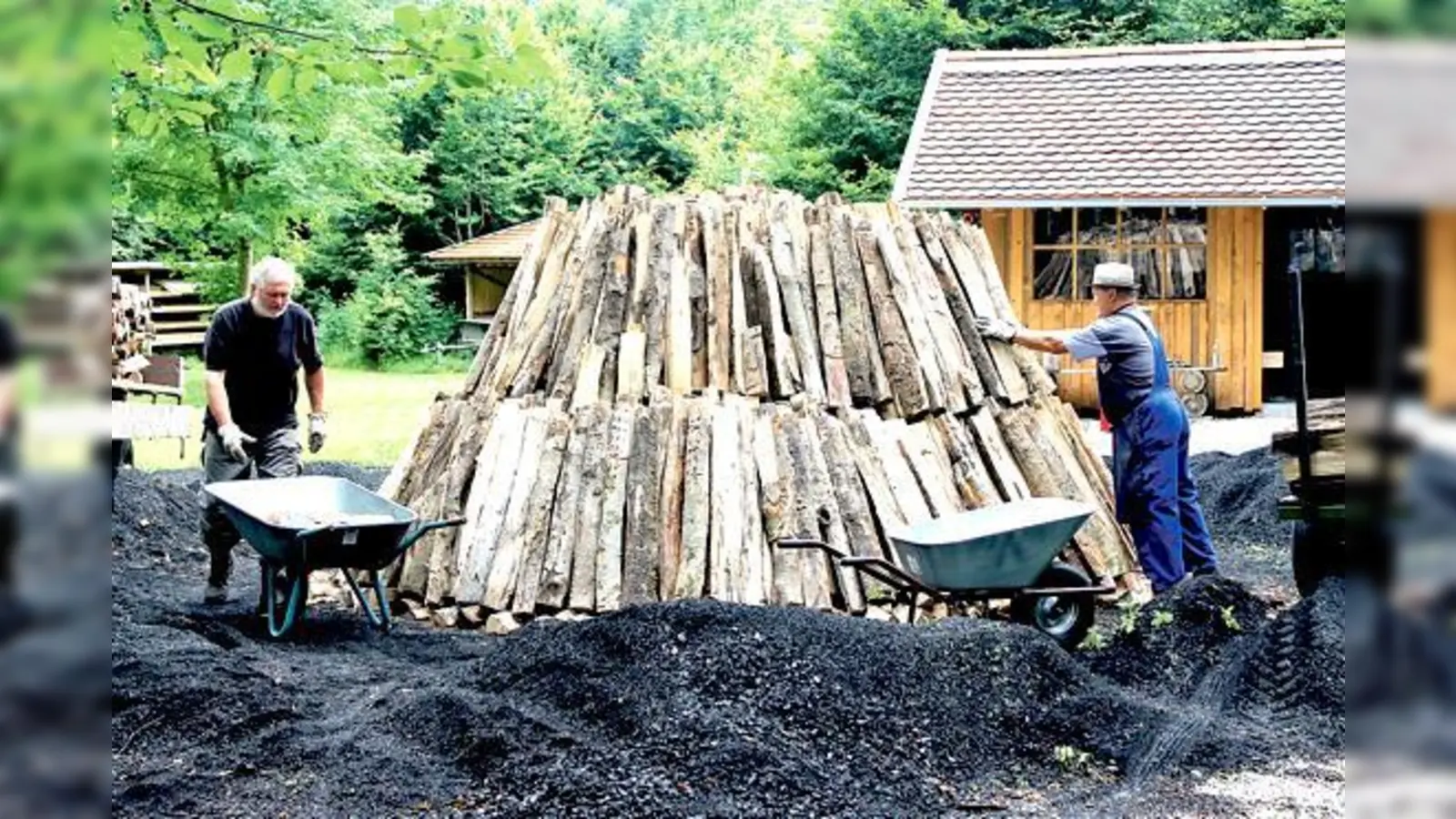 Zur 100-Jahrfeier im Sommer errichteten Max Perfler (l.) und sein Onkel Martin Perfler einen Kohlenmeiler, wie er früher zur Herstellung von Grillkohle üblich war. 	 (Foto: privat)