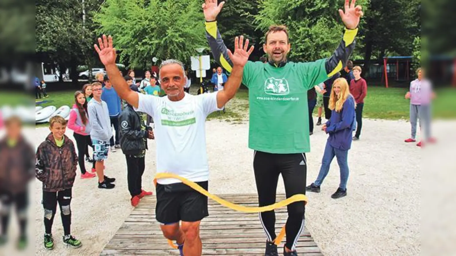 Ankunft am Caldenazzosee: 400 Kilometer über die Alpen hatten Läufer Walter Ferrari (li.) und seine Begleitung Jens Häusler in den Knochen.	 (Foto: privat)