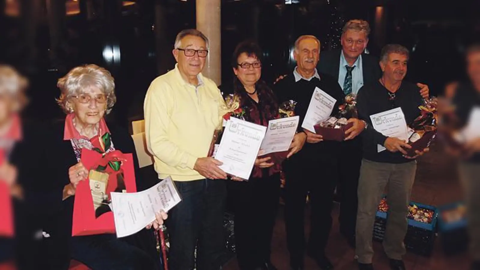 Die geehrten langjährigen Mitglieder ( v. li.)   Mechthilde Asanger, Werner Teufl, Elfriede Asanger, Helmut Pledl, Wolfgang Asanger und Simon Schechinger (nicht auf dem Bild Hermann Plank).   	 (Foto: Verein)