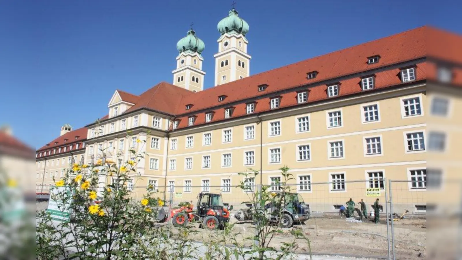 Das Haus St. Josef am Luise-Kiesselbach-Platz ist „Unterrichtsort” der Vhs - noch umgeben von der Baustelle. (Foto: job)