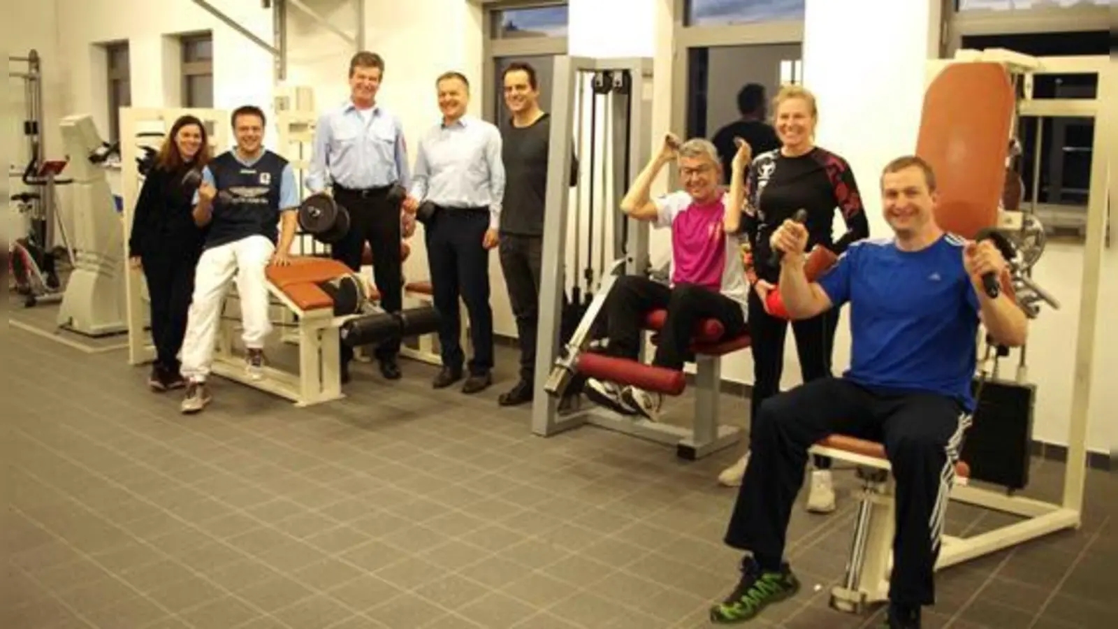 Mit großem Vergnügen nahm die Freiwillige Feuerwehr Neufahrn die gespendeten Fitness-Geräte in Empfang. 	 (Foto: VA)