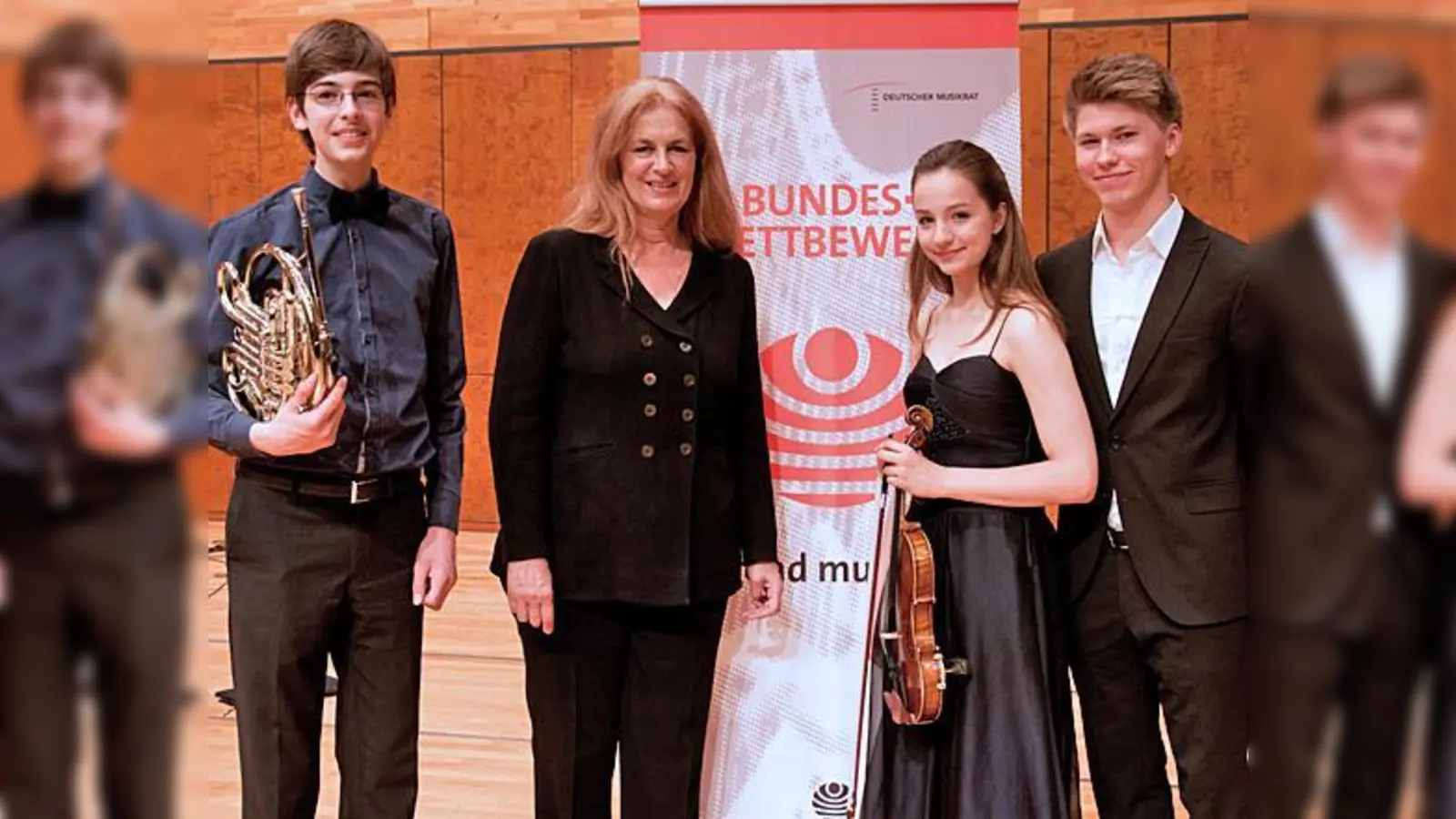 Irene Schulte-Hillen (2.v.l.) zeichnete die Künstlerin aus: Lukas Meyerolbersleben (li.) aus Kiel, Louise Wehr aus München und Alexander Vorontsov aus Varel.  (Foto: Erich Malter)