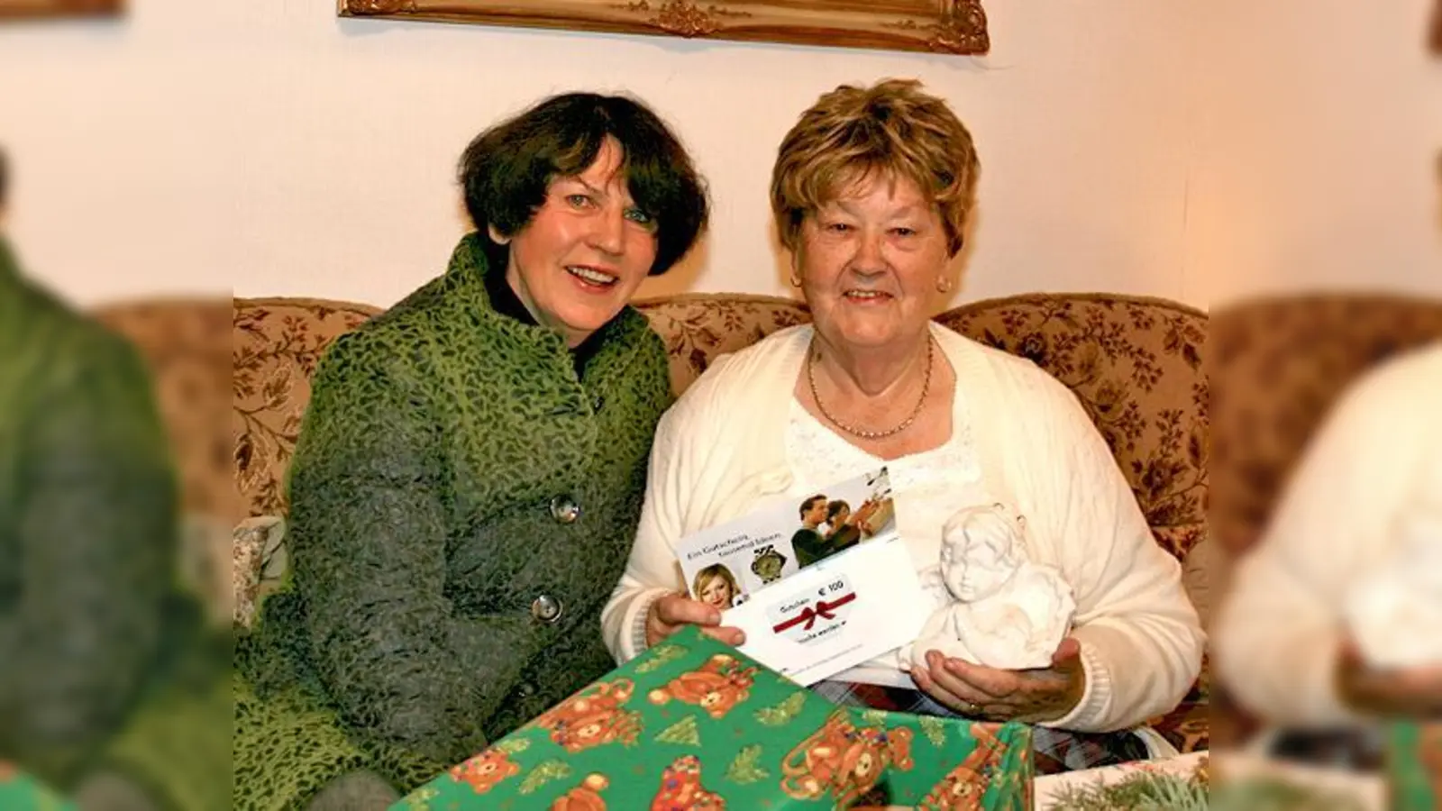 Ingrid Röser freut sich, so eine fleißige Helferin für die Aktion »Weihnachten im Schuhkarton« wie Gerda Mader zu haben (v. li.).	 (Foto: ar)