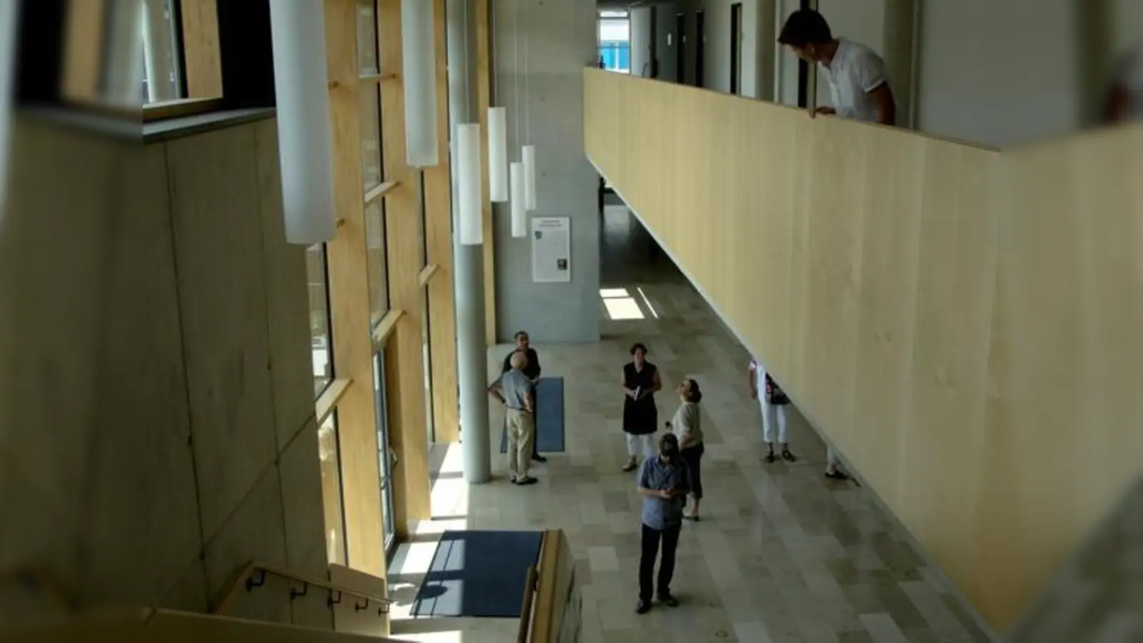 Einblicke, Durchblicke  so attraktiv kann Sichtbeton sein. Die Feldkirchner sind stolz auf ihre Schule, deren Architektur beispielhaft in Bayern ist. 	 (Foto: cs)