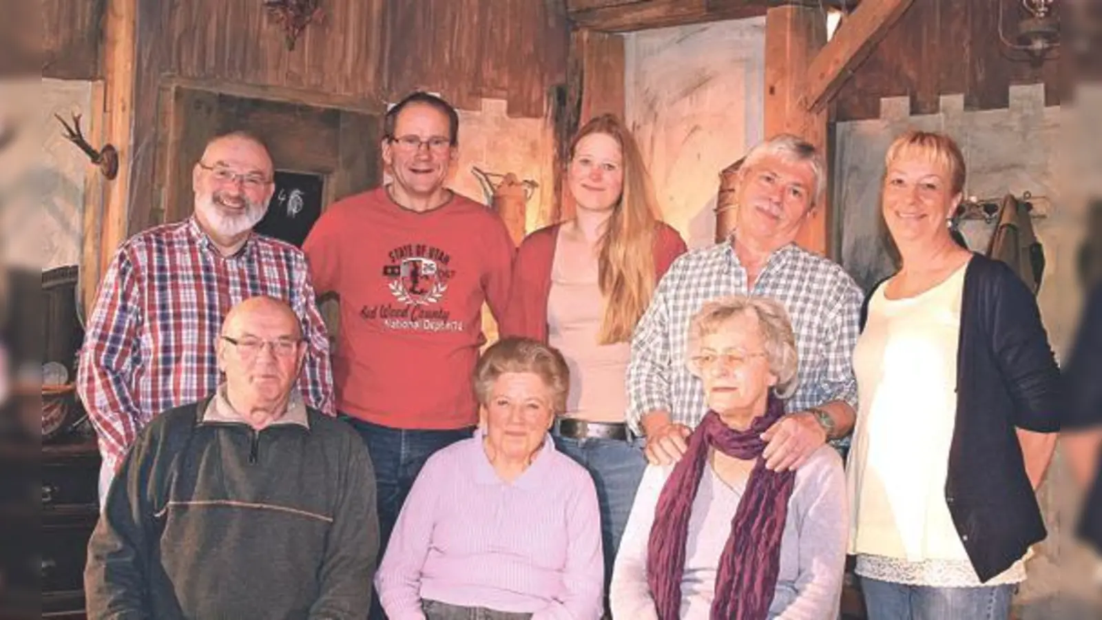 Die Mitglieder der Volksbühne Haidhausen: Teamleiterin Karla Unterkreuter (stehend rechts) bereitet der fehlende Nachwuchs Sorgen  die erst 18-jährige Christina Förg (Mitte) einmal ausgenommen.	 (Foto: js)