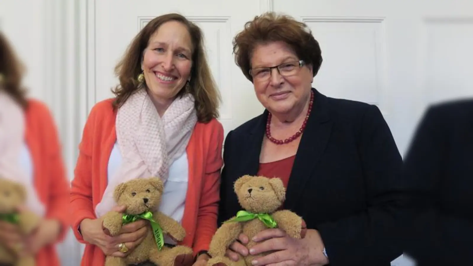 Christine Bronner (li.) überreichte der bayerischen Landtagspräsidentin Barbara Stamm einen Teddy mit grüner Schleife. Er sollte auf den Tag der Kinderhospizarbeit am 10. Februar aufmerksam machen.	 (Foto: AKM)